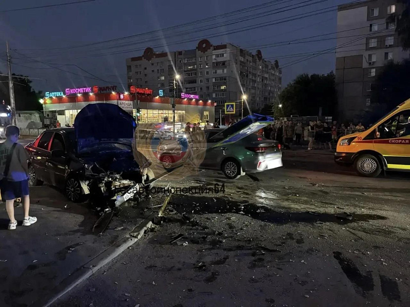 В Саратове автомобиль протаранил дорожный знак 