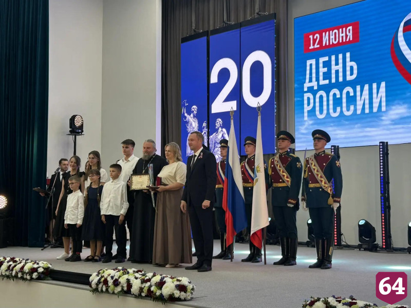 В саратовском правительстве перед Днем России исполнили патриотические песни