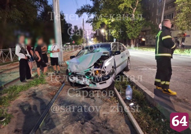 В Саратове автомобиль протаранил дорожный знак 
